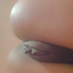 Anon submission: Stunning Desi stuffs her little pussy