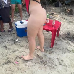 Corno ficou feliz em ver a epsosa rabuda de fio dental na frente dos amigos!