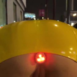 Plug anal com LED na rua