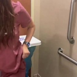 Enfermera caliente se graba masturbándose el culo en el baño del hospital 🤤😍🥴😈♨️♨️♨️