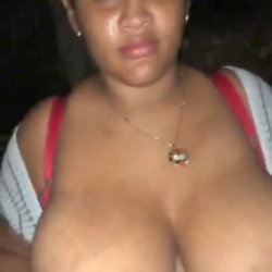 Prostituta tetona dando mamada al aire libre