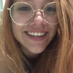 Ruiva fazendo uma live gostosa na cozinha