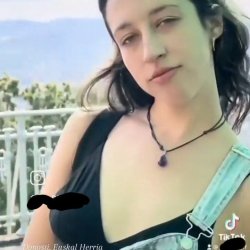 La putita de Ana le gusta ser morboseada por puta zorra