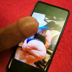 HAVE YOU EVER MASTURBATE WITH HER PICS? / ¿TE HAS MASTURBADO ALGUNA VEZ CON SUS FOTOS?