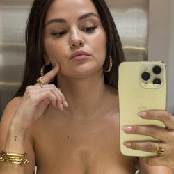 She love to exposed her self
