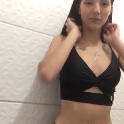 Novinha magrinha gravou vídeo pra macho e foi vazada pelo corno. Vídeo novo vai erome, vazado brasil