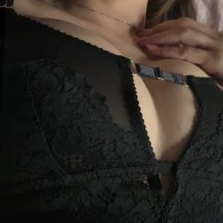 🔞 Sexy young milf big perky tits lace horny tease wet lips 🫦💦🍑😈 OF now
