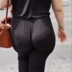 gostosa da bunda mole andando com calça leve enfiada na bunda 🤤 #voyeur 🚶‍♀️🎥
