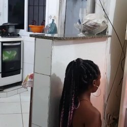 Morando com inimigo!!! Fodi gostoso a melhor amiga da minha esposa na cozinha e a corna nem percebeu