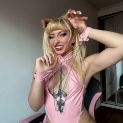 This kitten’s got claws ready for you