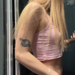 Light follows the curve of my hip gently 😈💧