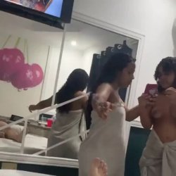 Putaria gostosa com namorada e amiga dela, duas novinhas cacheadas