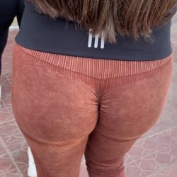 Novinha rabuda de legging