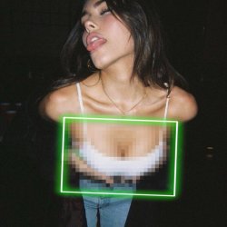 Making free femdom captions and censores! DM me!