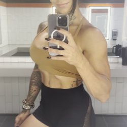 Worship this gym babe like that is the only thing that matters