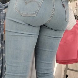 Culito en jeans apretados