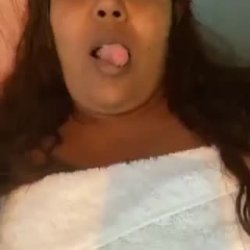 Madura gorda me muestra sus tetas y su delicioso culote gordo de chocolate