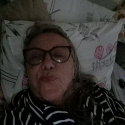 Enquanto o vovô saiu pra ir na farmácia olha como a vovó 👵🏼 ta doida pra da a buceta pro negão😈🍆