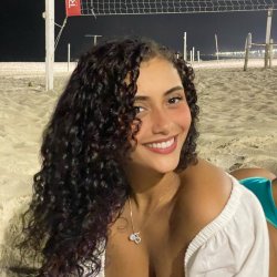 Novinha cacheada vazada dando