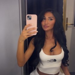 Warning: selfies like this hot may cause obsession
