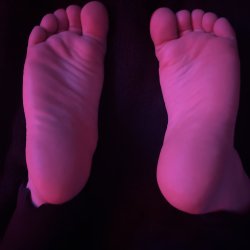 Phenomenal teen pussy and soles