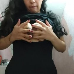 Morra bien cachonda en el baño, se toca bien rico su chocho y esas tetas de puta qe rico!🤤🦊♨️