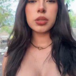 Más de esta zorrita que le gusta presumir las tetas
