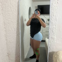 Latina culona montando delicioso despues del gym
