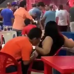 Vídeo le chupa una teta en publico