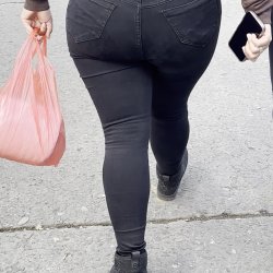 Culona en la feria 4 - voyeur
