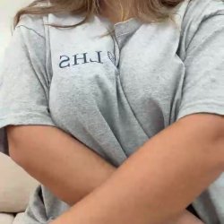 Thick thighs squeeze as she teases slowly 🖤