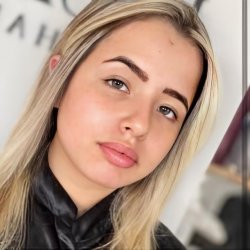 #135 - Loira cheia de tesão no banheiro se acabando na siririca