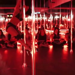 Amazing Bodied Babe Performs Hot Pole Dance