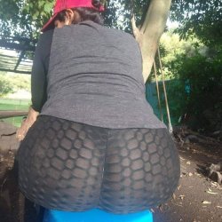 Tomé una foto a tan delicioso culote de esta señora qe ni se dio cuenta qe se le miraba uff!!😎📸😈