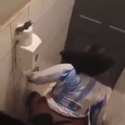 Vídeo parejita pillada cogiendo en el baño