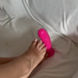 🔞Sexy feet gripping pink toy 👣💋🍑 Full vid on OF!