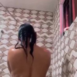 Morena nalgona en la ducha🤤🍑