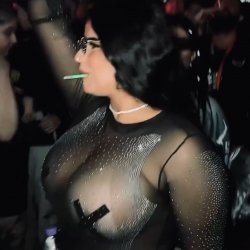 Puta peituda fudendo após o evento