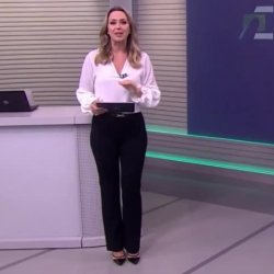 Carla  de calça apertada