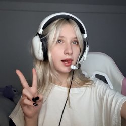 I can be your gamer slut