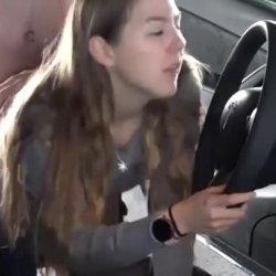 Novinha manhosa dando o rabo bem gostoso para o amigo dentro do carro