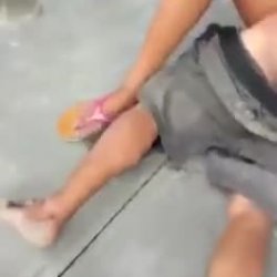 Comendo a mendiga Noia na rua na frente de todo MUNDO