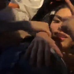 Novinha mostrando os peitos em live no carro