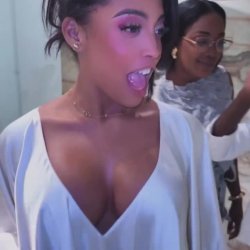 Jania Santos mostrando os peitos
