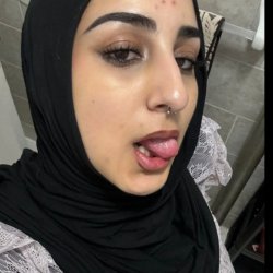 Smash or pass this hijabi slut🧕
