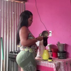 Tamanho da bunda da gostosa da minha mãe ela fica me provocando direto com esse shortinho 🍑