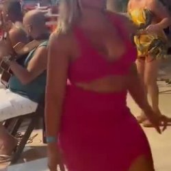 Loira gostosa rebolando a fartura