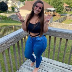 Thick white loves shaking that ass while listening to hip hop
