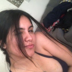 Novinha morena tímida mas que gosta muito de mamar gostoso video amador caseiro vazado