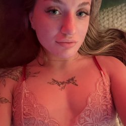 babe in pink light 😍😍